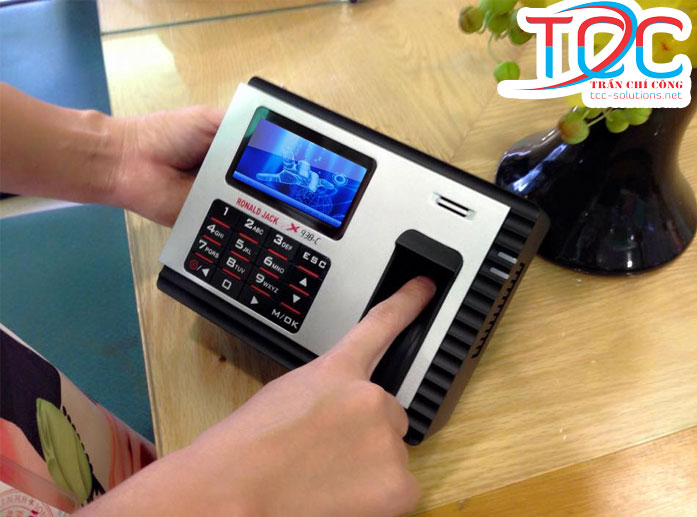 Chế độ bảo hành máy chấm công tại TCC SOLUITONS